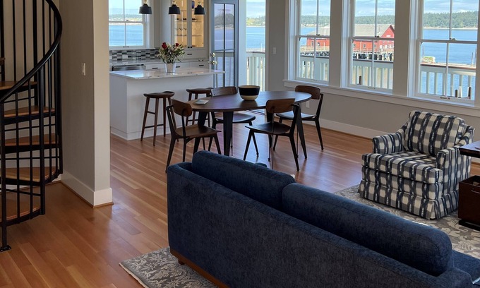 Coupeville Condo | Discover Salty Vons Waterfront Inn: Ocean View & Family-Friendly