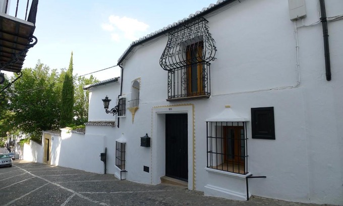 Old Town Bed & Breakfast | Experience Comfort at Salvatierra Guest House with Pool