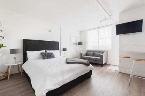 Bondi Apartment | Explore Sam's Bondi Top Floor Studio with Spectacular Views