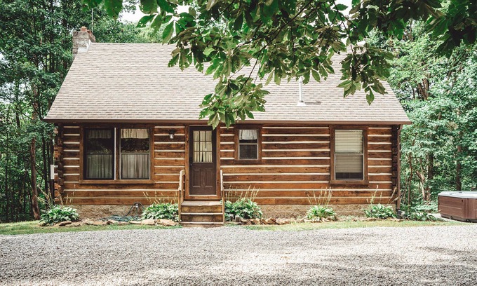 Laurelville Cabin | Relaxing Sam's Creek Retreat with Inviting Hot Tub