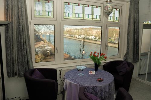 Delfshaven Apartment | Inviting Sam's Place: 4-Star Hotel with Hot Tub & Guest Rated 9/10