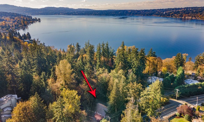 Inglewood House | Modern Sammamish Family & Pet Friendly Retreat with Lake View