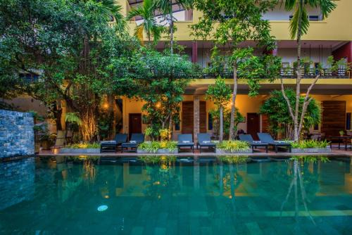 Siem Reap Hotel | Relax at Samnak Lounge: 4-Star Escape with Pool & Dining