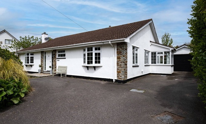 Rock Cottage | Charming Samphire with Oceanfront Views & Pet-Friendly Stay
