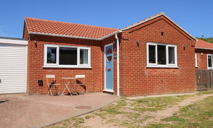 Anderby Creek House | Pet-Friendly Samphire: Cozy Country Cottage by the Sea