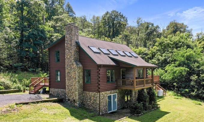 Front Royal Cabin | Relaxing Sampson's Lodge with Mountain Views & Hot Tub