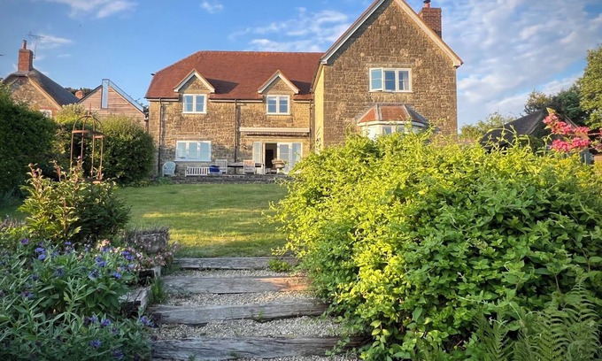 Donhead Saint Andrew House | Cozy SAMSTONE: Pet-Friendly Retreat with Open Fire in Ludwell