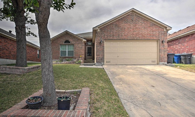 Heritage House | Family-Friendly San Antonio Home with Deck & Spa Access