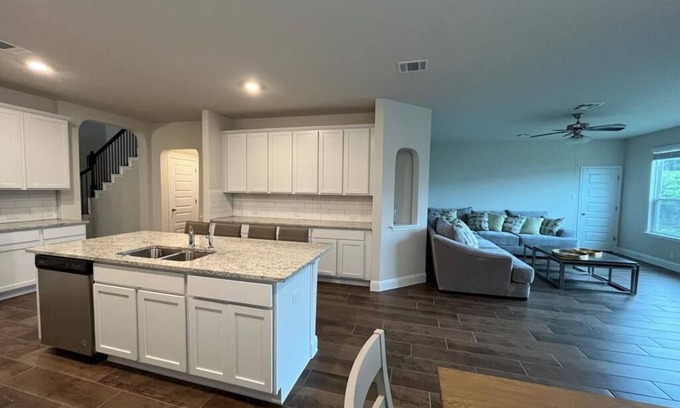 Stone Oak House | San Antonio Serenade: Family-Friendly Stay with Spa & Breakfast