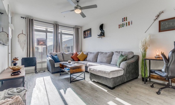 Downtown San Antonio Condo | San Antonio TX Condo on Riverwalk w King Ste,Pets