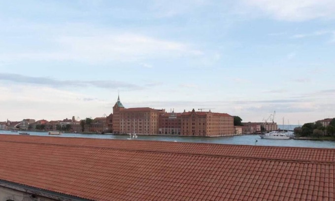 Dorsoduro Apartment | Elegant San Basegio ai Squeri with Canal Views & Amenities