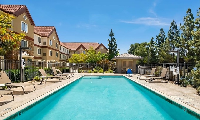 Carmel Mountain Ranch Hotel | San Diego Escape: Pet-Friendly Suites with Pool & Breakfast