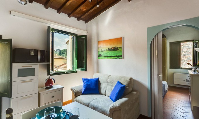 Santo Spirito Apartment | Experience San Giovanni: A/C, Free WIFI & Breakfast in Florence