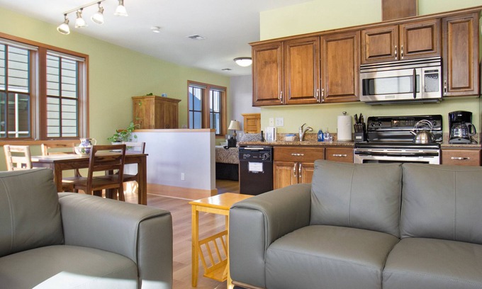 Friday Harbor Condo | San Juan Suites - Valley Farm: Pet and Child Friendly Retreat