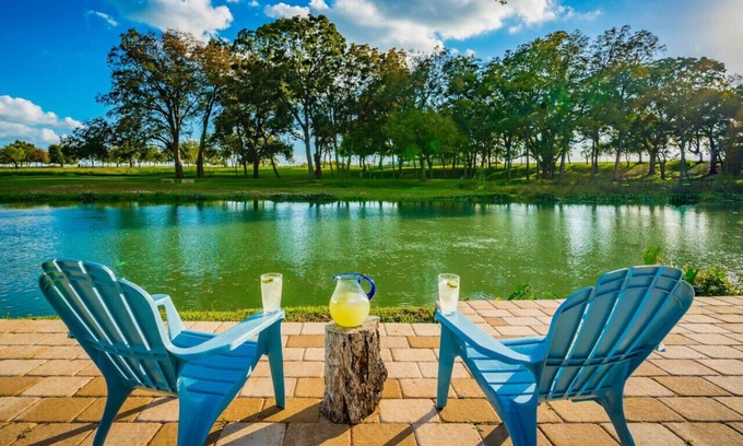 Martindale House | Discover San Marcos River Retreat with Hot Tub & Pool