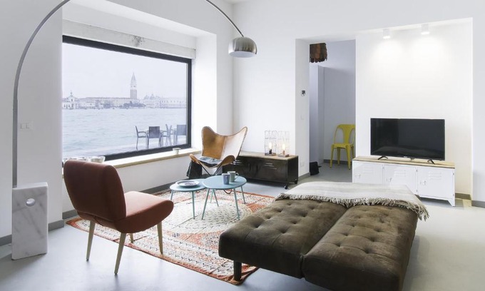 Isola San Giorgio Maggiore House | Beautiful Views at San Mark's Basin for Your Getaway