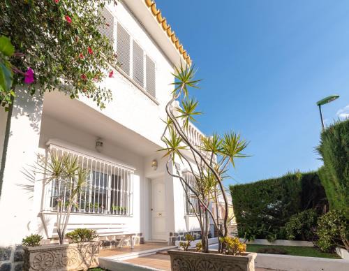 El Palo House | Discover San Miguel: Family-Friendly Rooms with Pool Access