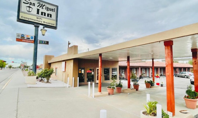 Polvadera Hotel | Welcoming San Miguel Inn: Pet-Friendly Stay with Pool