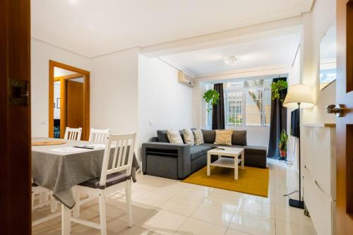 San Jose Obrero Apartment | Family-Friendly San Pagés 3BR Apartment with High Ratings