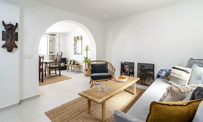 San Pedro de Alcantara Apartment | Stylish Apartment with Terrace - Family-Friendly Retreat
