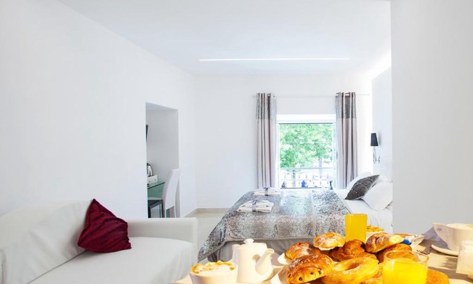 Vatican Bed & Breakfast | Elegant San Pietro Grand Suite: 4-Star Retreat for Families