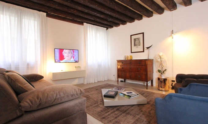 San Polo Apartment | San Polo Canal View: Steps from Rialto Bridge & Pet Friendly