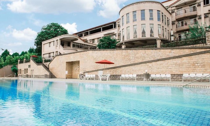 Yuchi House | Welcoming San Yu Health Center: Relax with Pool & Hot Tub