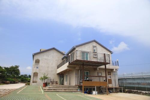 Andeok House | Relax at Sanbangsan Hot Spring Pension - 4-Star Family Getaway
