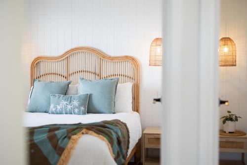 Aldinga Beach Villa | Seaside Retreat: Sanbis Cabin with Ocean Views & Pool