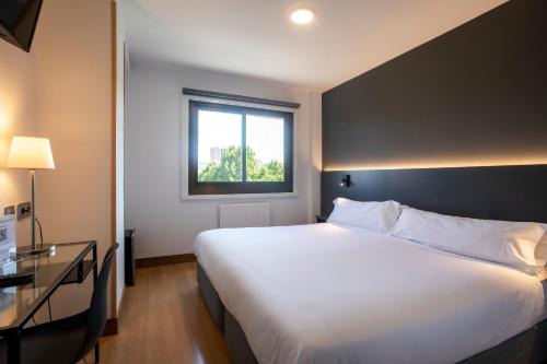 Ermitagana Hotel | Discover Sancho Ramirez: Pet-Friendly Stay with Great Amenities