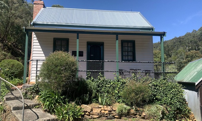 Walhalla Cottage | Pet-Friendly Sancreed Cottage with Ocean Views & Kitchen