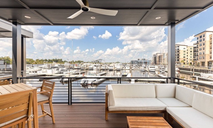 River District Boat Rental | Premier Sanctuary at The Cove - Downtown Near Wilm Convention Center