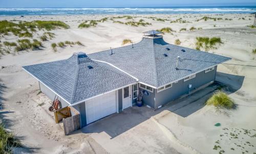Bayshore House | Relax at Sand and Sky with Pool, Breakfast & Family Fun