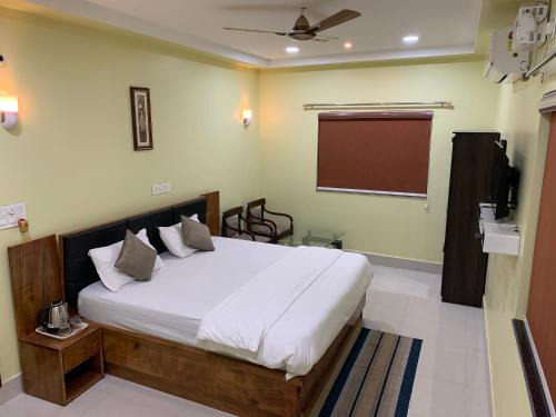 Konark Hotel | Oceanfront Sand Castle: Guest Rated 8.3 with Breakfast