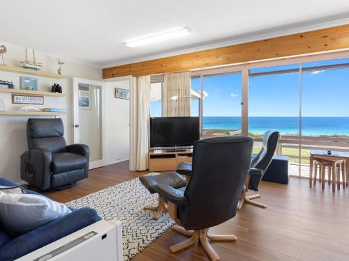 Carrickalinga House | Idyllic Sand Castles: Oceanfront Getaway on Gold Coast