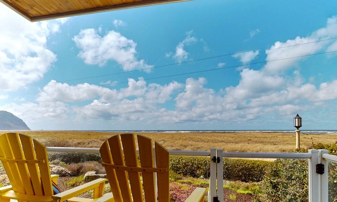 Seaside Condo | Pet-Friendly Sand Dollar Shores with Oceanfront Views