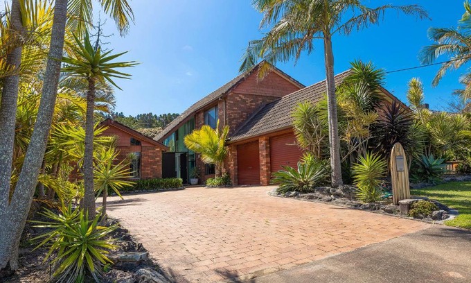Forster House | Experience Sand Dunes: Family-Friendly 4-Star Retreat