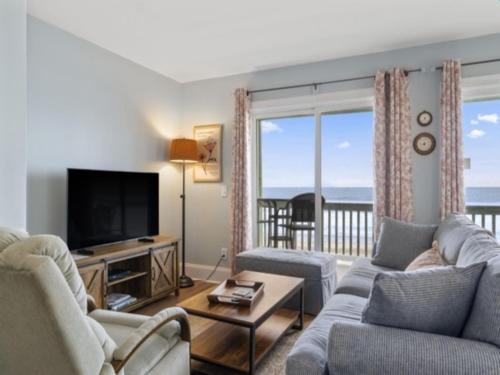 North Carolina Coast Villa | Oceanfront Sand Fiddler Sunrise Villa with Pool & Breakfast