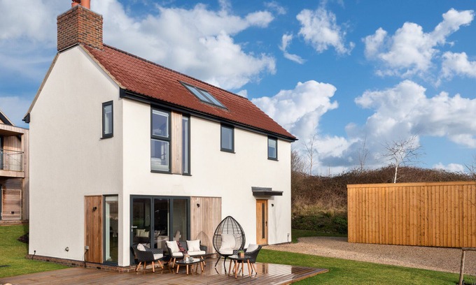 Holworth House | Relaxing Lakeside Retreat with Spa Access and Scenic Views