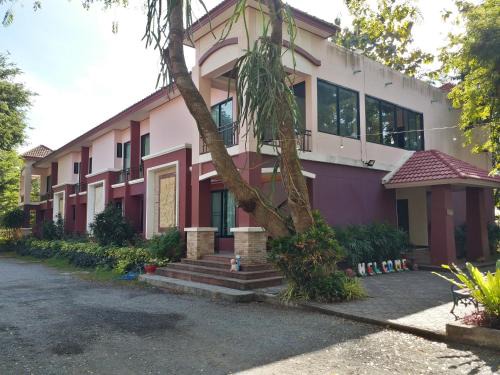 Nong Nam Daeng Hotel | Discover Sand Paisan Resort: Family-Friendly Retreat Awaits