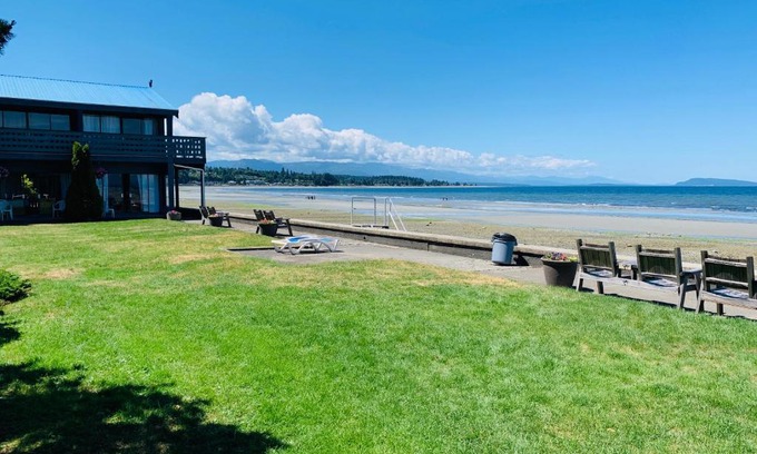 Regional District of Nanaimo Hotel | Experience Sand Pebbles Inn with Private Beach Access