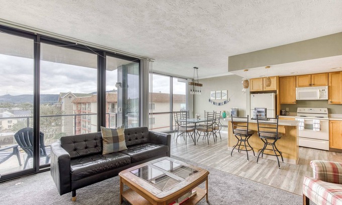 Seaside Condo | Sand & Sea (414) Hang 10 Hideaway - Ocean View Dog Friendly