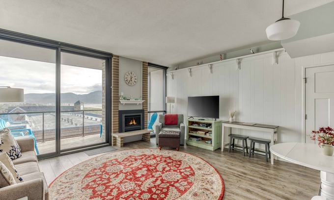 Seaside Condo | Sand & Sea (610) Gulls Nest -Top Floor Mountain & Ocean Views