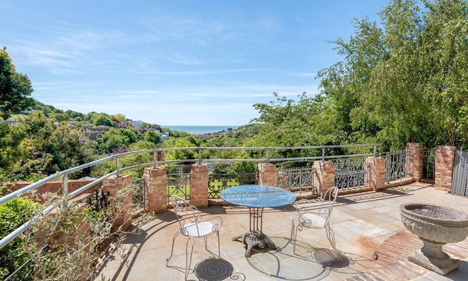 Ore Villa | Incredible Sandalwood Lodge: Pet-Friendly with Ocean Views