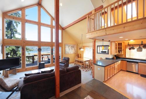 Hood River House | Family-Friendly Retreat at Sandbar Haven - 4-Star Experience