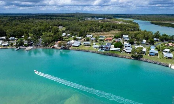 Toogoom House | Sandbar on Moreton -Waterfront - 3 bedrms - 3 baths - Sleeps 6 - WiFi