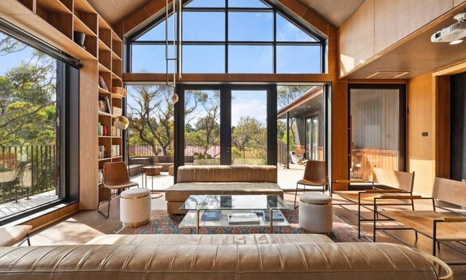 Wentworth Falls House | Elegant Sandbox House: Architectural Retreat with Spa & Hot Tub