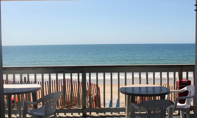 Misquamicut Hotel | Beachfront Escape at Sandcastle Inn with Family-Friendly Perks