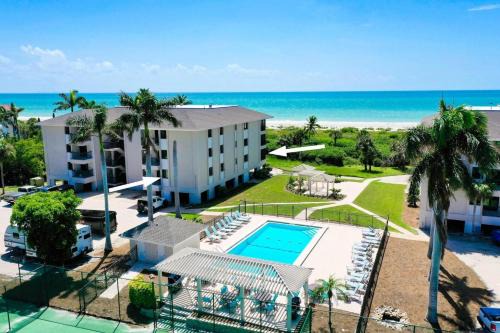 Sanibel House | Relaxing Retreat at Sanddollar #C104 with Pool & Breakfast