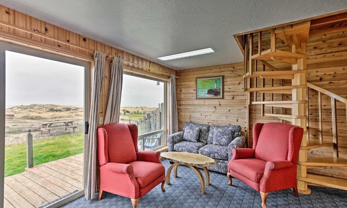 Waldport House | Cozy Sanderling Sea Cottages: Unit 3 with Private Balcony
